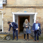 Los consejeros de Fomento y de Economía con el alcalde de Valbuena de Duero al inicio de la rehabilitación de la vivienda.-ICAL