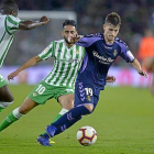 Toni inicia un contraataque en el partido disputado anoche.-PHOTO-DEPORTE