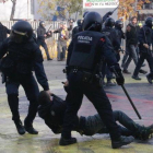Dos mossos arrastran a un manifestante en la plaza del 1 dOctubre de Girona /-ACN / MARINA LÓPEZ