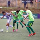 David Mayoral, rodeado de tres contrarios durante la carrera previa al primer gol del partido.-J.C.CASTILLO