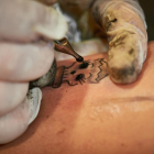 Una mujer se realiza un tatuaje. Foto de archivo. - Eduardo Sanz / Europa Press - Archivo