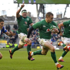 El irlandés Keith Earls corre para anotar el cuarto ensayo de su selección contra Francia.-AFP / DAMIEN MEYER