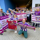 Varias peñas del Real Valladolid reunidas para mostrar su apoyo al Real Valladolid.-J.M. LOSTAU