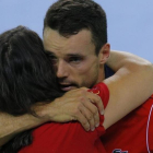 Conchita Martínez abraza a Roberto Bautista tras ganar este el punto decisivo en Rumanía el pasado domingo.-ROBERT GHEMENT