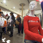 Promoción de la campaña de rebajas en una de las tiendas de Valladolid.-ICAL