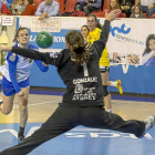Teresa Álvarez se cuela entre líneas para lanzar sin oposición ante la portera del Cleba León, Cristina González-M. Á. SANTOS