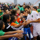Raúl, en un acto con niños durante un partido con el Cosmos del 2015.-