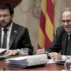Torra no da el visto bueno al acuerdo ERC-PSOE. En la foto, el presidente de la Generalitat, junto a Pere Aragonès, en una reunión del Gobierno.-FERRAN NADEU