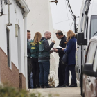La Guardia Civil en la puerta de la vivienda de Bernardo Montoya, en la fotografia de abajo.-GOGO LOBATO
