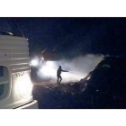 Los bomberos trabajan para extinguir el incendio ocasionado en Nava del Rey.-E. M.