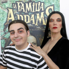 Carmen Conesa (Morticia)y Alejandro Mesa (Pugsley) en la presentación del musical de La Familia Addams.-J.M. LOSTAU