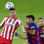 Correa, presionado por Luis Suárez y Jordi Alba.-JUANJO MARTÍN
