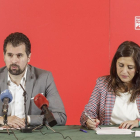 Tudanca, junto a la secretaria provincial del PSOE de Burgos, Esther Peña.-SANTI OTERO