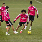 Carlo Ancelotti dirige el entrenamiento del Madrid de este martes, en la ciudad deportiva de Valdebebas.-Foto: EFE / EMILIO NARANJA