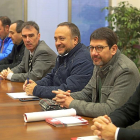 Gerardo Álvarez Courel, en el centro, durnte la reunión de la mesa por el futuro de la comarca del Bierzo.-ICAL