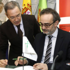 El director general de Planificación e Innovación de la Junta, Rafael Sánchez, junto al presidente de la Asociación Española contra el Cáncer de León, Serafín de Abajo-Ical