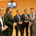 César Antón con los portavoces y procuradores de los partidos que integran la Comisión de Investigación por los sobrecostes del Hubu.-ICAL