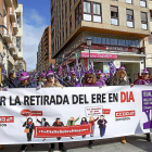 Varias mujeres aprovechan en Zamora el día de la mujer trabajadora para reivindicar la retirada del ERE en DIA.-ICAL