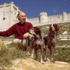 El presidente de la AEPPB, José Manuel Sanz Timón, con dos ejemplares de Perdiguero de Burgos.-L.FUENTE