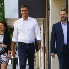 Pedro Sánchez, acompañado de Adriana Lastra y José Luis Ábalos, a su llegada este miércoles a la sede del PSOE.-EFE