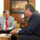 El alcalde de León, Antonio Silván, recibe a Leopoldo López Gil (I), activista por la defensa de los Derechos Humanos en Venezuela y padre del opositor Leopoldo López.-ICAL