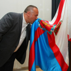 El nuevo presidente del Consejo Comarcal del Bierzo, el socialista Gerardo Álvarez Courel, besa la bandera del Bierzo al finalizar el pleno de constitución-ICAL