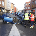Accidente de tráfico en Villaobispo de las Regueras (León) en el que ha volcado uno de los turismos implicados-Ical
