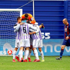 Jugadores blanquivioleta festejan su victoria ante el Éibar tras el pitido final.-PHOTO-DEPORTE
