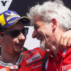 Jorge Lorenzo se abraza al ingeniero Gigi DallIgna, que es quien lo llevó a Ducati.-ALEJANDRO CERESUELA