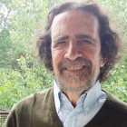 Luis Díaz Viana con un ejemplar de su libro entre las manos-INMACULADA GARCÍA