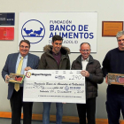Mata hizo ayer entrega del cheque de 290 kilos de carne con el que el Grupo Miguel Vergara obsequia al Banco de Alimentos.-RVCF