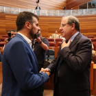 El presidente de la Junta, Juan Vicente Herrera, y el secretario general del PSCyL, Luis Tudanca, conversan momentos antes de comenzar el Pleno de las Cortes de Castilla y León.-ICAL