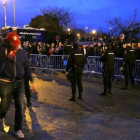 La Policía Nacional vigila los accesos al Calderón, el domingo pasado.-Foto: EL PERIÓDICO