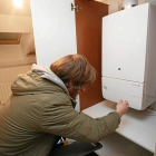 Un técnico realiza las pruebas de eficiencia energética en un domicilio de Valladolid.-PABLO REQUEJO