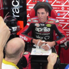 El catalán Aleix Espargaró dialoga con sus técnicos en el boxe de Aprilia en Sepang (Malasia).-EMILIO PÉREZ DE ROZAS
