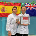 Jasbir Kaur (representante en 2017) con la ganadora Shuyun Chen.-E. M.