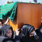 Un grupo de mujeres cargan con el féretro de la joven asesinada en Kabul, el 24 de marzo.-Foto:   AP / MASSOUD HOSSAINI