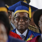 El presidente de Zimbabue reaparece en público en un acto de graduación en la capital del país, Harare.-/ AP / BEN CURTIS (AP)