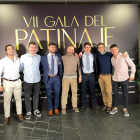ÁngelRuiz y los cinco jugadores del CPLV premiados en la Gala de Patinaje. / E.M