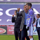 Paco Herrera da instrucciones a Juan Villar antes de salir al campo, con Anquela al fondo.-ARABA PRESS