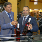 Carlos Fernández Carriedo y el presidente de la Bodega, Javier Maestro.-ICAL