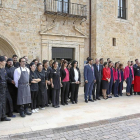 El personal del Hotel Balneario Castilla Termal Monasterio de Valbuena posa a la entrada junto al presidente de la Junta y el presidente de la empresa.-ICAL