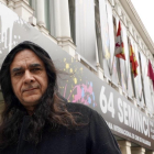 José Celestino Campusano, director de ‘Hombres de piel dura’, ayer frente a la fachada del Calderón.-ICAL