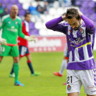 Guzmán se lamenta tras una buena ocasión desbaratada por el portero de Osasuna, a la izquierda, cuando el marcador reflejaba el 0-0 inicial.-J. M. Lostau