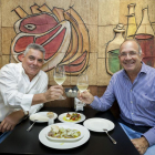 SARDINAS. Paco Espinosa (i) y José Luis López Cerrón brindan con verdejo antes de comer unas sardinas con aceite y cebolla.-Pablo Requejo