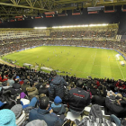 Aficionados observan un partido desde la grada del estadio Zorrilla.-J. M. LOSTAU