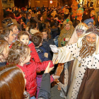 Los Reyes Magos recorrieron ayer las calles de Pajarillos acompañados por sus vecinos.-J. M. LOSTAU