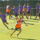 Joan Jordán, en primer plano, durante el entrenamiento de ayer en los Anexos.-J. M. LOSTAU
