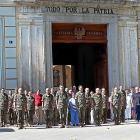 Personal del Palacio Real de Valladolid durante el minuto de silencio guardado a su puerta.-EL MUNDO
