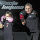 Jana Villacorta y Emilio Antón lanzan un directo antes de comenzar un entrenamiento en el gimnasioImpacto, donde entrenan.-PABLO REQUEJO